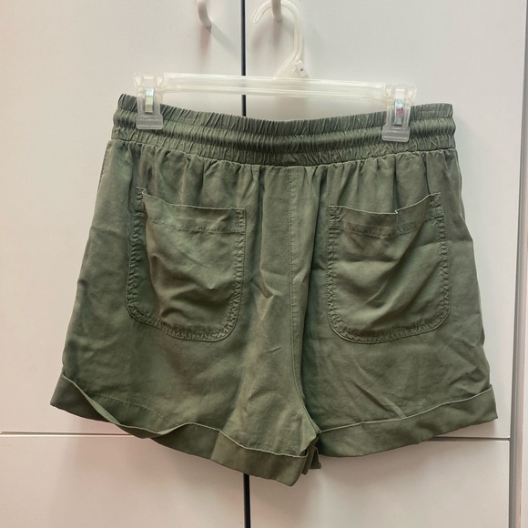 green linen shorts - Picture 2 of 2